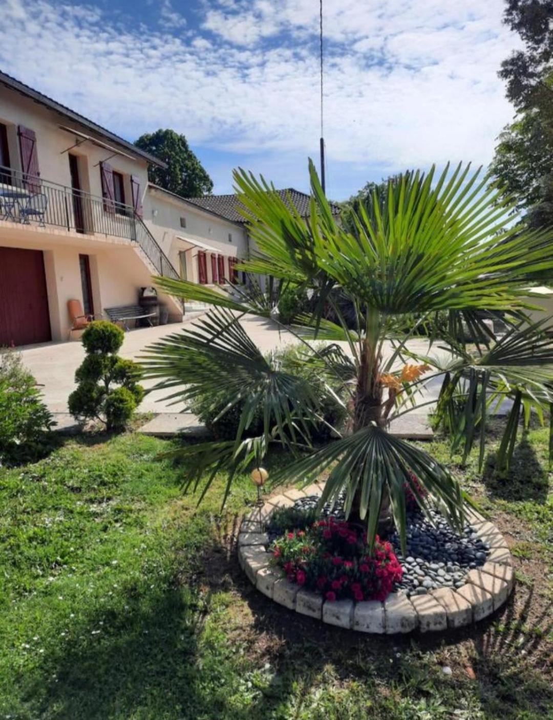 Charmant Logement Entier A La Campagne Sencenac-Puy-de-Fourches Zewnętrze zdjęcie